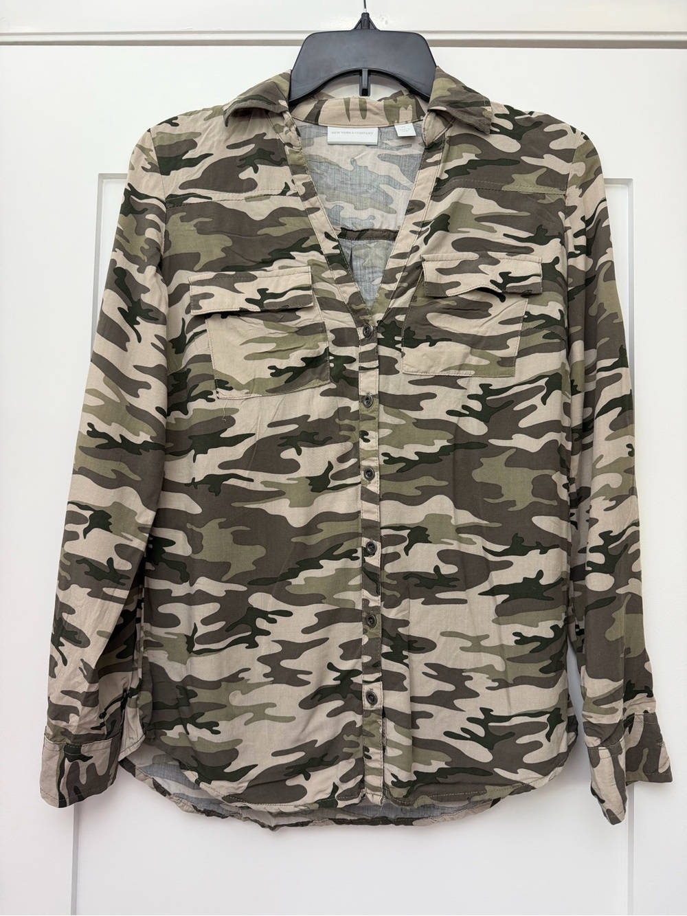New York & Company Women’s Camouflage Button down Collared Shirt Size XS